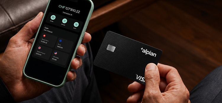 Smartphone-Ansicht und Debitkarte der Neo-Bank Alpian