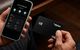 Smartphone-Ansicht und Debitkarte der Neo-Bank Alpian