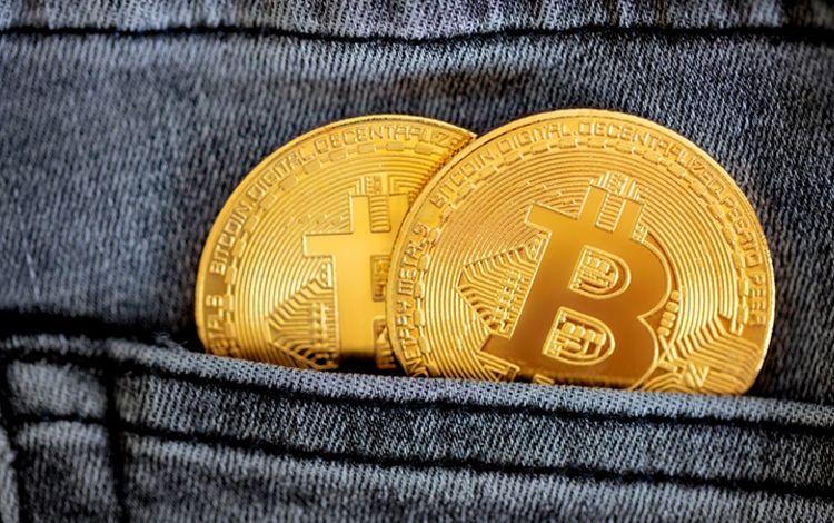 Bitcoin in einer Jeanstasche