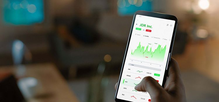 Frau beim Börsenhandel über ihr Smartphone