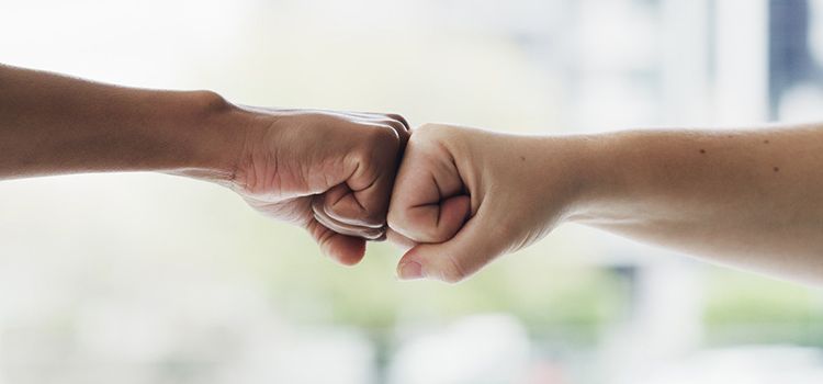Zwei Fäuste, die sich zur Begrüssung treffen