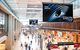 Flughafen-Terminal mit Werbung der Challenger-Bank Revolut