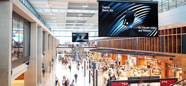 Flughafen-Terminal mit Werbung der Challenger-Bank Revolut
