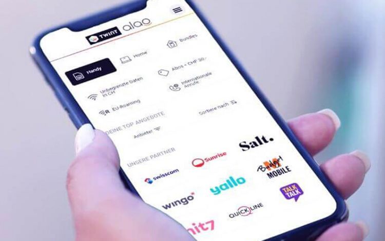 Smartphone in einer Hand mit der neuen Twint-Funktion für Handy-Abos