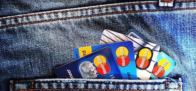 Jeanshose mit Kreditkarten in der Tasche