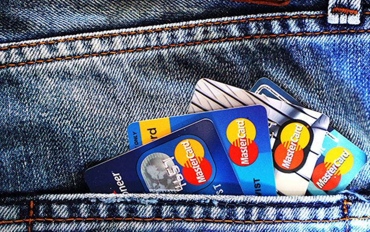 Jeanshose mit Kreditkarten in der Tasche