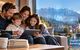 Junge Familie am Laptop beim Family Banking