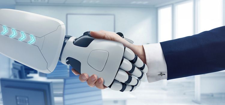 Roboter und Mensch geben sich die Hand