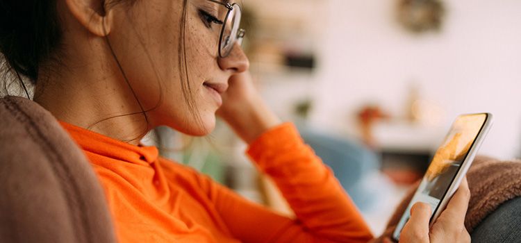 Junge Frau mt Smartphone in der Hand