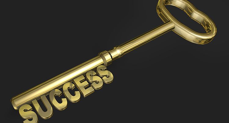 Ein goldener Schlüssel mit dem Bart "Success"