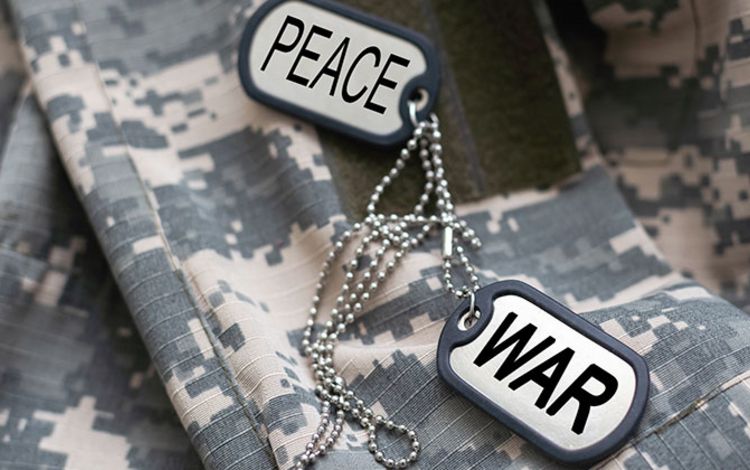 Plaketten mit der Aufschrift Peace und War