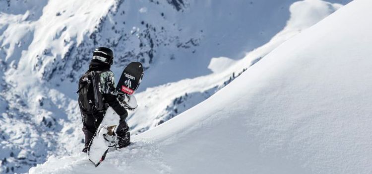 Freeride-Snowboarderin Géraldine Fasnacht auf einem verschneiten Grat in den Bergen