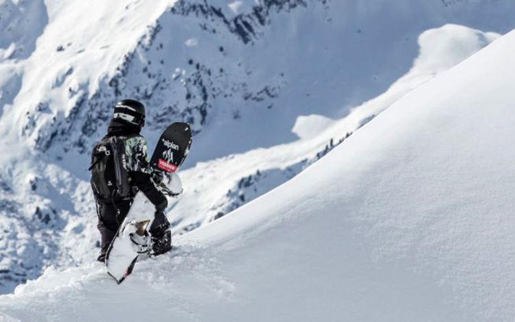 Freeride-Snowboarderin Géraldine Fasnacht auf einem verschneiten Grat in den Bergen