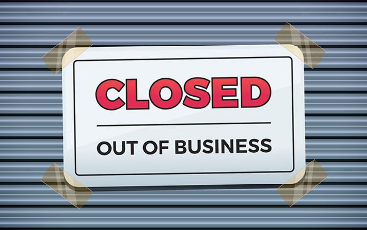 Geschlossener Rollladen mit Schild: Out of Business