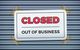Geschlossener Rollladen mit Schild: Out of Business