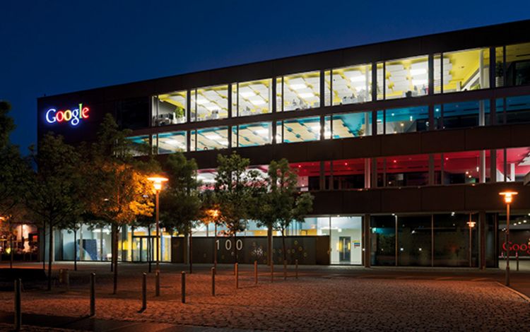 Google-Gebäude in Zürich bei Nacht