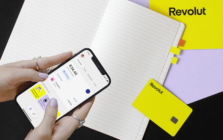 Smartphone mit der Ansicht der App Revolut <18