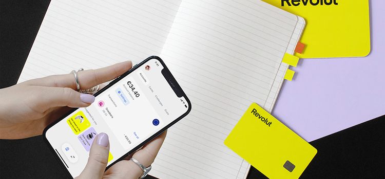 Smartphone mit der Ansicht der App Revolut <18
