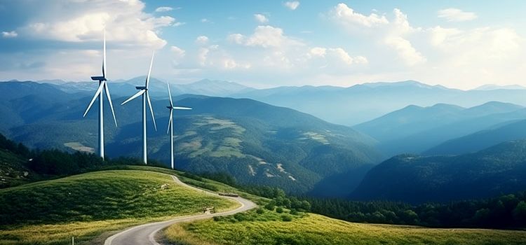 Windkraft-Anlagen in einer schönen hügeligen Landschaft