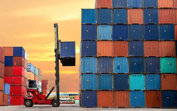 Container-Hafen mit Hubstapler