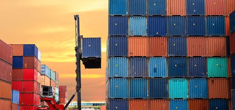 Container-Hafen mit Hubstapler