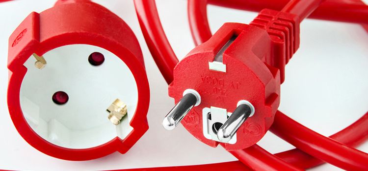 Stecker und Anschlussdose mit rotem Kabel