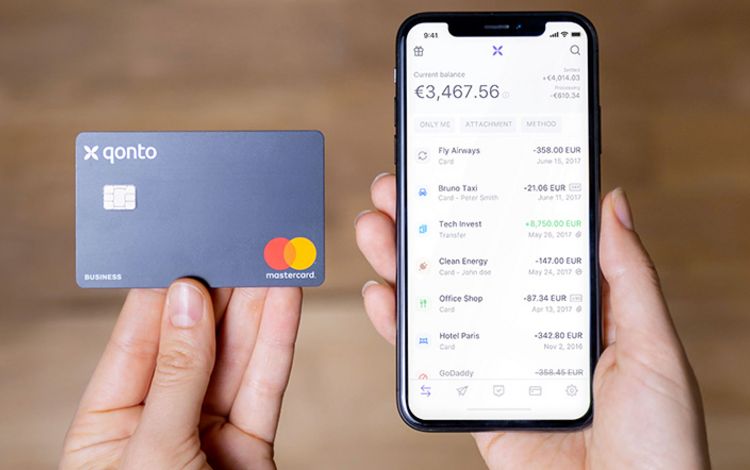 Neo-Bank Qonto auf Smartphone mit Karte