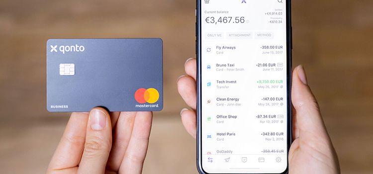 Neo-Bank Qonto auf Smartphone mit Karte