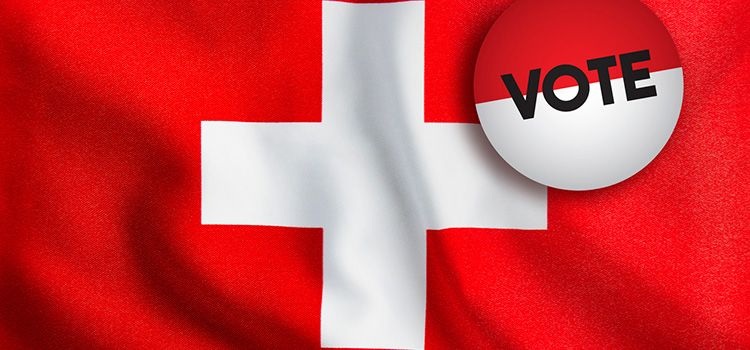 Schweizer Flagge und Sticker mit "Vote"