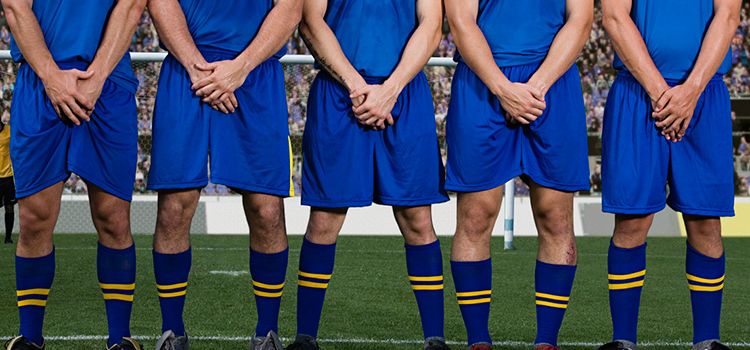 Verteidiger schützen im Fussball ein Tor