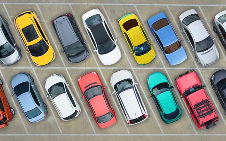 Parkierte Autos von oben betrachtet