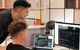 Evaluno-Gründer Silvan Forster & Sebastian Hirn an der Arbeit am PC