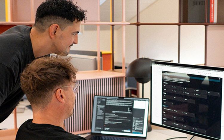 Evaluno-Gründer Silvan Forster & Sebastian Hirn an der Arbeit am PC
