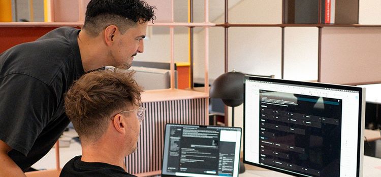 Evaluno-Gründer Silvan Forster & Sebastian Hirn an der Arbeit am PC