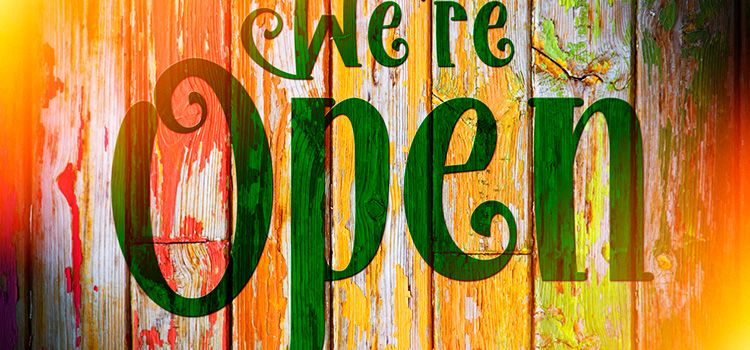 Bretterwand mit Aufschrift We are open