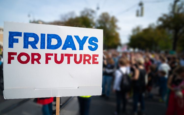 Demonstration der Klimajugend mit Schild im Vordergrund: Fridays for Future