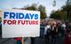 Demonstration der Klimajugend mit Schild im Vordergrund: Fridays for Future
