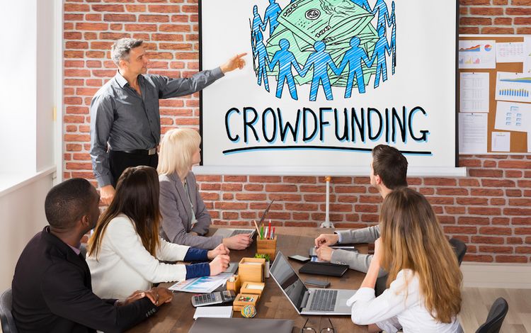 Lehrer erklärt Studierenden Crowdfunding