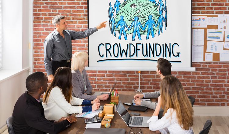 Lehrer erklärt Studierenden Crowdfunding