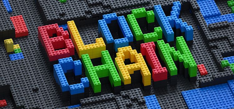 Symbolbild für die Blockchain, dargestellt aus Lego-Steinen