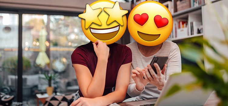 Zwei junge Leute mit einer Smile-Maske