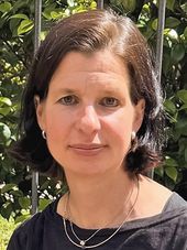 Dr. Sophie Hundertmark, Expertin für den praktischen Einsatz von Künstlicher Intelligenz mit Fokus auf Chatbots, AI-Strategien und verantwortungsvolle Technologieintegration