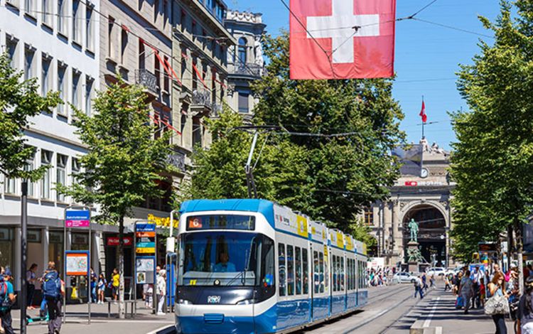 Bahnhofstrasse Zürich mit Tram im Vordergrund
