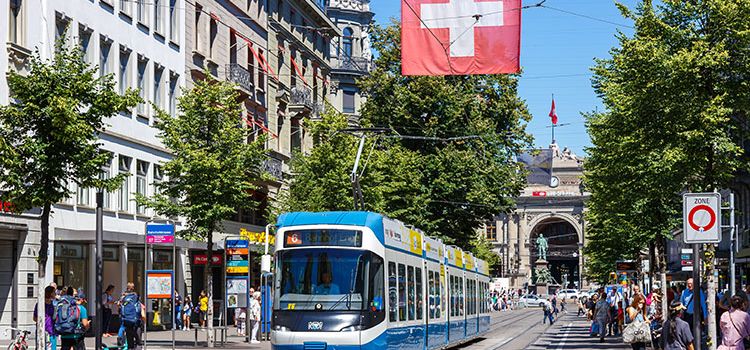Bahnhofstrasse Zürich mit Tram im Vordergrund