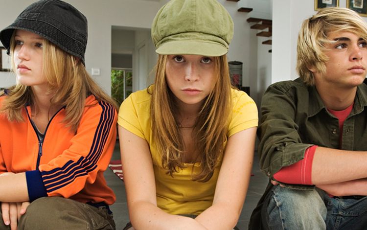 Drei junge Leute blicken pessimistisch in die Kamera