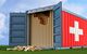 Container mit Schweizer Wappen, der mit Goldbarren gefüllt ist