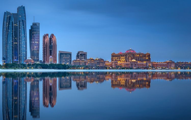 Die Skyline von Abu Dhabi in den Vereinigten Emiraten