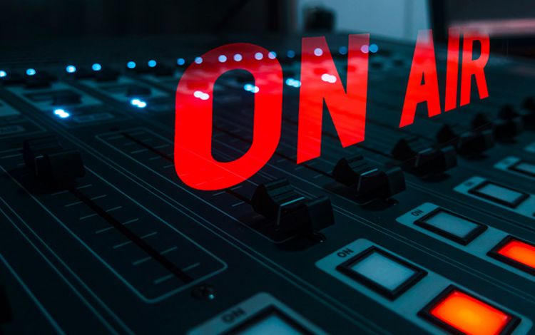 Radiostudio mit Zeichen "On Air"