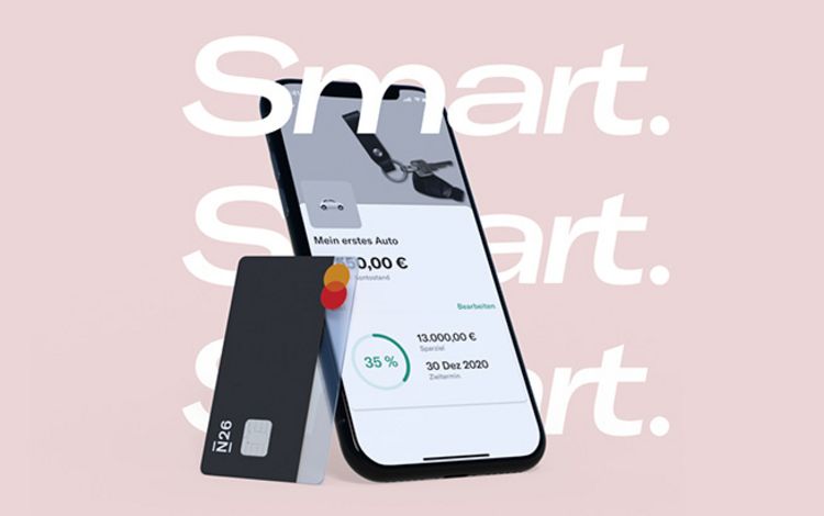 Smartphone und Debitkarte des Smart-Kontos von N26