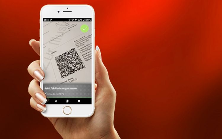 Smartphone, das einen QR-Code erfasst